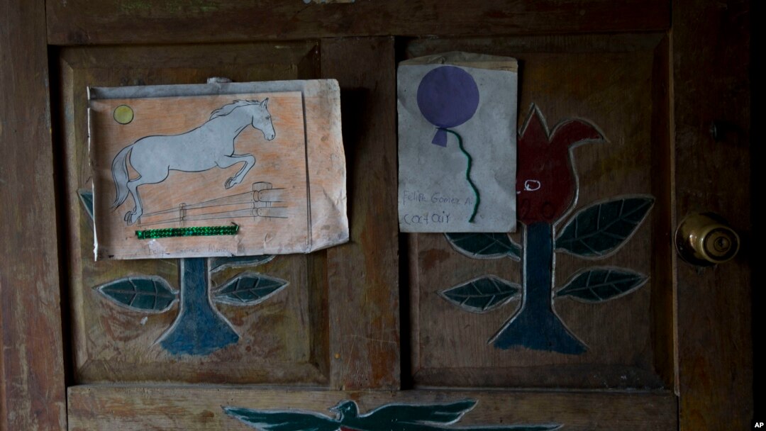 Karya seni oleh Felipe Gomez Alonzo, seorang anak laki-laki asal Guatemala yang berusia 8 tahun, ditempel di pintu rumah Gomez di Yalambojoch, Guatemala, 29 Desember 2018. Gomez meninggal di rumah sakit di Texas saat dalam tahanan AS.