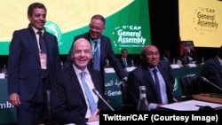 Le président de la Fifa, Gianni Infantino aux côtés du président de la CAF Ahmad, lors de la 40ème Assemblée générale ordinaire de la CAF à Casablanca, au Maroc, 2 février 2018. (Twitter/CAF)