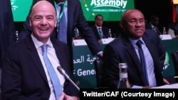 Le président de la Fifa, Gianni Infantino, aux côtés du président de la CAF Ahmad, lors de la 40ème Assemblée générale ordinaire de la CAF à Casablanca, au Maroc, 2 février 2018. (Twitter/CAF)