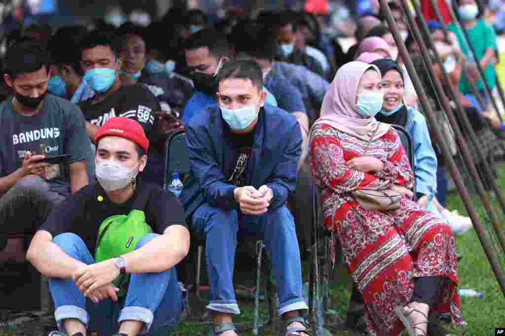 انتظار مردم در زیر چادر برای دریافت واکسن کووید – ۱۹ سینوواک در شمال سوماترا، اندونزی