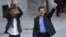 Los dirigentes Jordi Cuixart, izquierda, y Jordi Sánchez, saludan a sus simpatizantes a la llegada a un tribunal en Madrid. Posteriormente fueron encarcelados.