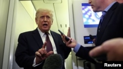 دونالد ترامپ در گفت‌وگو با خبرنگاران در هواپیمای ویژه رئیس‌جمهوری