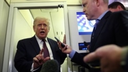 도널드 트럼프 대통령이 대통령 전용기 안에서 기자들의 질의에 답변하고 있다.