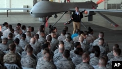 Le secrétaire de la défense Ash Carter et les soldats américains devant un drone dans une base près de Adana en Turquie, en décembre 2015. 