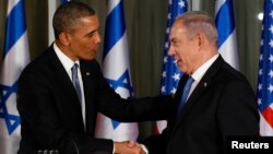 Presiden AS Barack Obama dan PM Israel Benjamin Netanyahu berjabat tangan saat mengadakan jumpa pers bersama di Yerusalem, Rabu (20/3). 