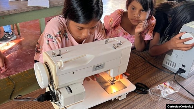 Clase de costura que imparte Corina Landaez y están dirigidas a niñas pemonas en el Parque Nacional Canaima.