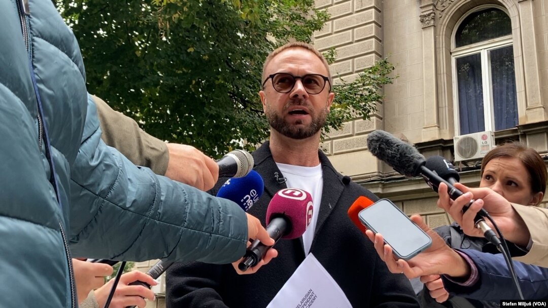 Beloruski aktivista Andrej Gnjot ispred Predsedništva Srbije u Beogradu (Foto: Glas Amerike / Stefan Miljuš)