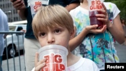 Benjamin Lesczynski, 8 tahun, dari New York, menikmati minuman ringan “Big Gulp” saat sedang berunjuk rasa memprotes usulang “pelarangan soda” yang diusulkan Wali Kota New York pada saat itu, Michael R. Bloomberg, di luar Balai Kota New York, 9 Juli 2012.
