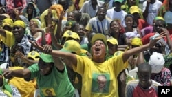 Supporters of the Tanzanian ruling party, Chama Cha Mapinduzi (CCM), cheer as the party's presidential candidate, Jakaya Kikwete, not in picture, addressed a campaign rally in Dar-es-Salaam, 27 Oct 2010