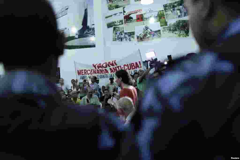 Yoani se re&uacute;ne en Brasil con un grupo de j&oacute;venes socialistas en el Museo Parque del Saber en Feira de Santana que lleg&oacute; a protestar ante la presencia de la bloguera y expresar su respaldo al r&eacute;gimen castrista. 