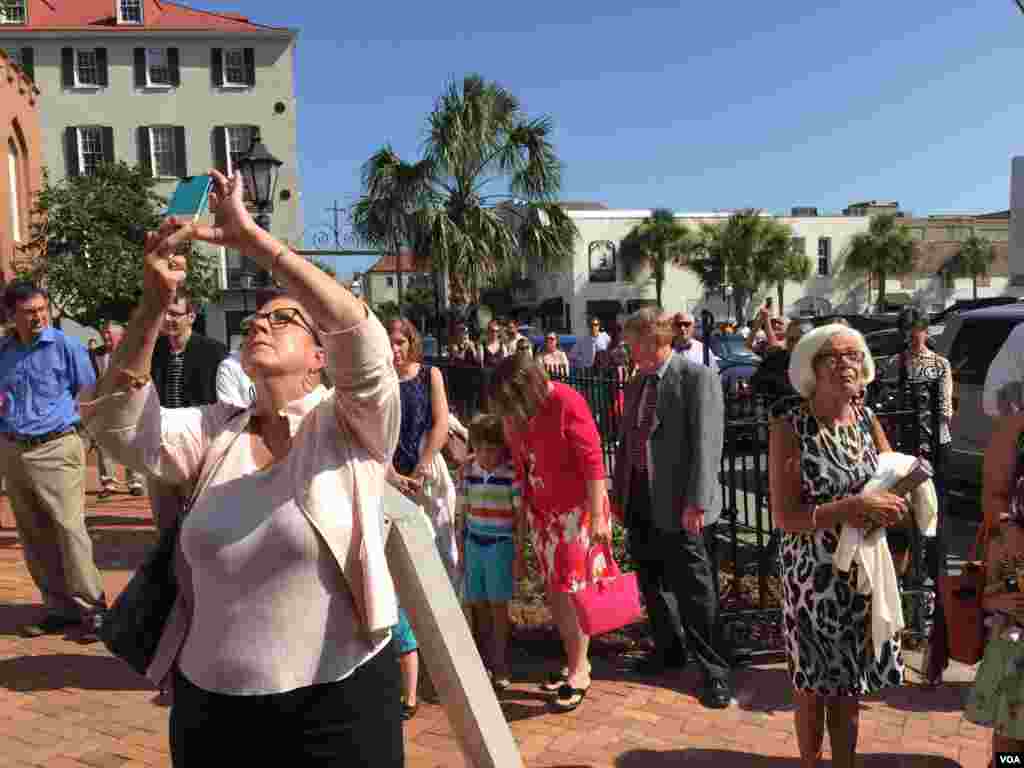 People stop to listen as church bells ring out across Charleston, South Carolina, June 21, 2015. (Jerome Socolovsky/VOA)