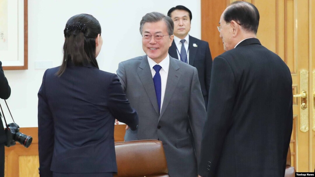 Južnokorejski predsednk Mun Džae In se rukuje sa Kim Jo Džong, sestrom lidera Severne Koreje Kim Džong Una