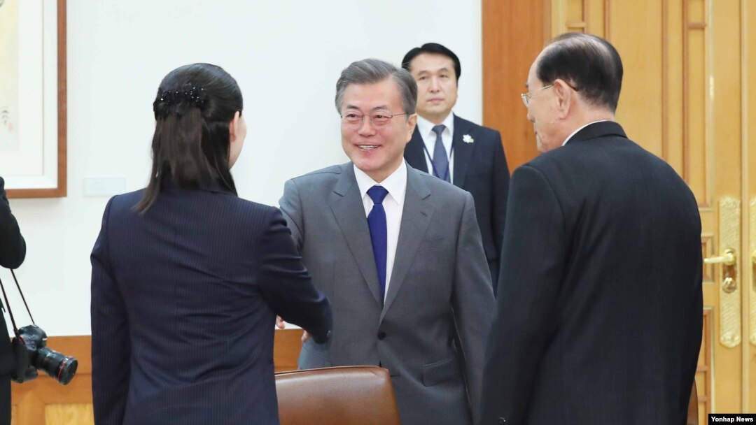 Presidente sul coreano Moon Jae-in recebe Kim Yo Jong irmã do líder norte coreano Kim Jong Un