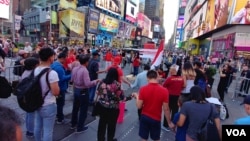 #BraveIndonesia, Aksi Solidaritas Indonesia untuk para korban bom Surabaya digelar di Times Square, Manhattan, New York.