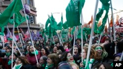 Partidarios del aborto celebran la aprobación en la Cámara de Diputados en Buenos Aires, Argentina, de un proyecto de ley que lo legaliza el jueves, 14 de junio de 2018.