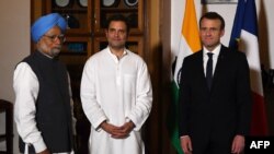 Le président français Emmanuel Macron, le président du parti national Rahul Gandhi et l'ancien Premier ministre Manmohan Singh à New Delhi, le 11 mars 2018.