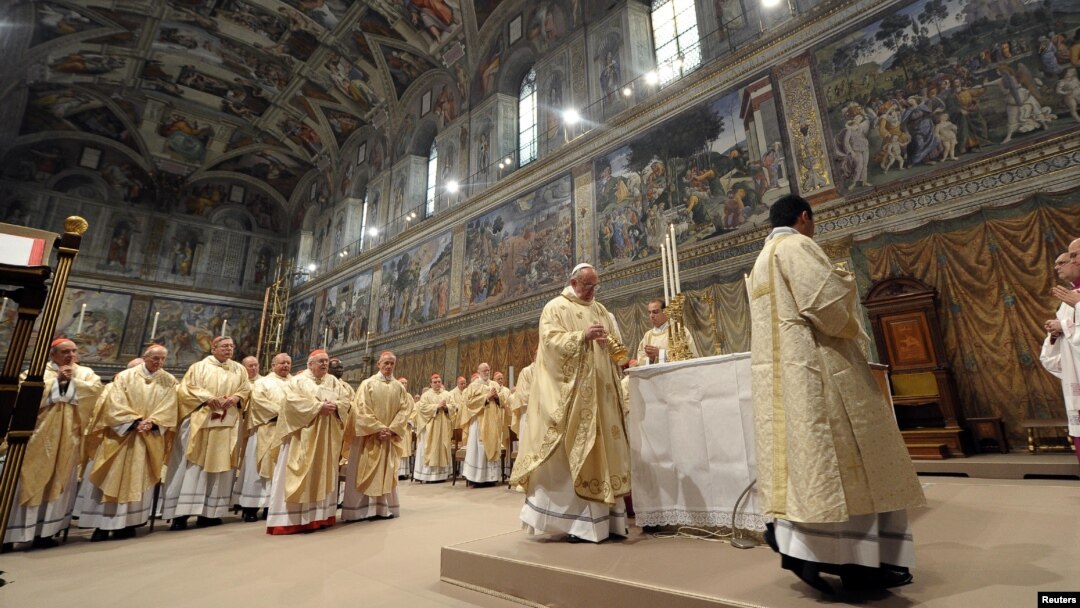 Paus Fransiskus memimpin sebuah misa dengan para kardinal di Kapel Sistine di Vatikan. (Foto: Dok)