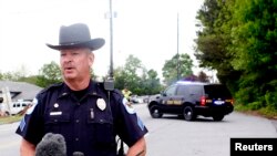 Phát ngôn viên cảnh sát phát biểu trong cuộc họp báo tại hiện trường vụ nổ súng ở Kennesaw, bang Georgia, ngày 29/4/2014.