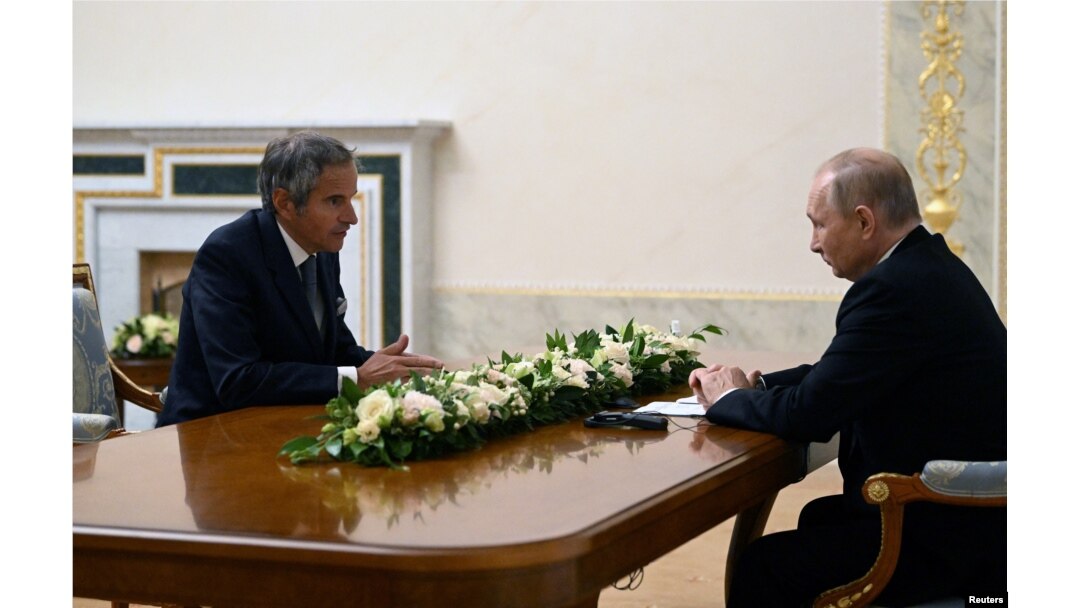 Presiden Rusia Vladimir Putin melangsungkan pertemuan dengan Kepala IAEA Rafael Grossi di St. Petersburg, Selasa (11/10).