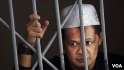 Tersangka teroris, Abdullah Sunata, sedang menunggu sidang di pengadilan Jakarta akhir bulan lalu.