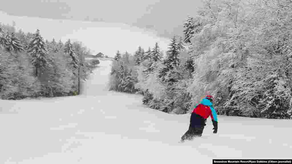 اس شدید برف باری کو بعض منچلوں نے تفریح کا ذریعہ بنالیا ہے