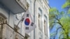 우크라이나 키이우에 있는 주우크라이나 한국 대사관 건물 외벽에 태극기가 걸려 있다. (자료사진)