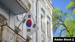 우크라이나 키이우에 있는 주우크라이나 한국 대사관 건물 외벽에 태극기가 걸려 있다. (자료사진)