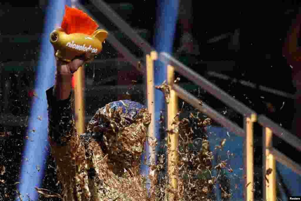 Basketball player Dwyane Wade holds up his Legend Award while getting the gold slime during the Nickelodeon’s Kids’ Choice Sports Awards 2019 in Santa Monica, California, U.S. July 11, 2019.