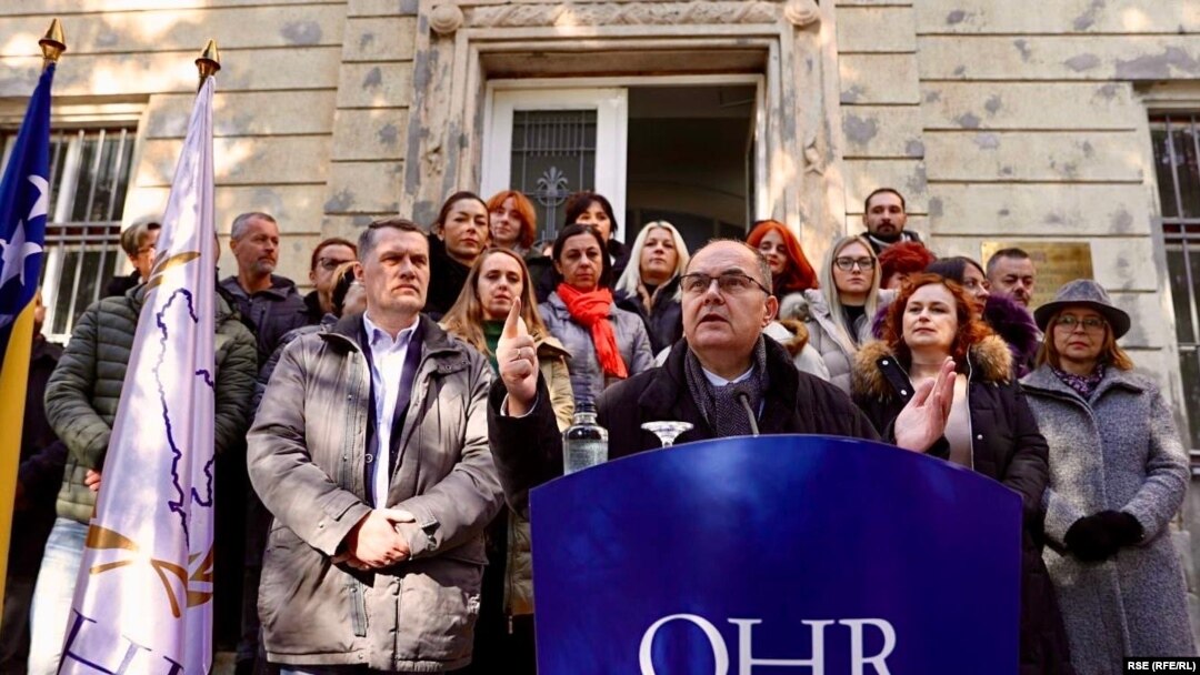 Visoki predstavnik međunarodne zajednice za BiH, Christian Schmidt ispred Nacionalne i univerzitetske biblioteke u Sarajevu