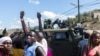 Um veículo blindado militar bloqueia a estrada enquanto os manifestantes tentam dirigir-se ao posto fronteiriço de Ressano Garcia, entre Moçambique e a África do Sul, a 13 de novembro de 2024.