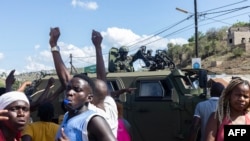 Um veículo blindado militar bloqueia a estrada enquanto os manifestantes tentam dirigir-se ao posto fronteiriço de Ressano Garcia, entre Moçambique e a África do Sul, a 13 de novembro de 2024.