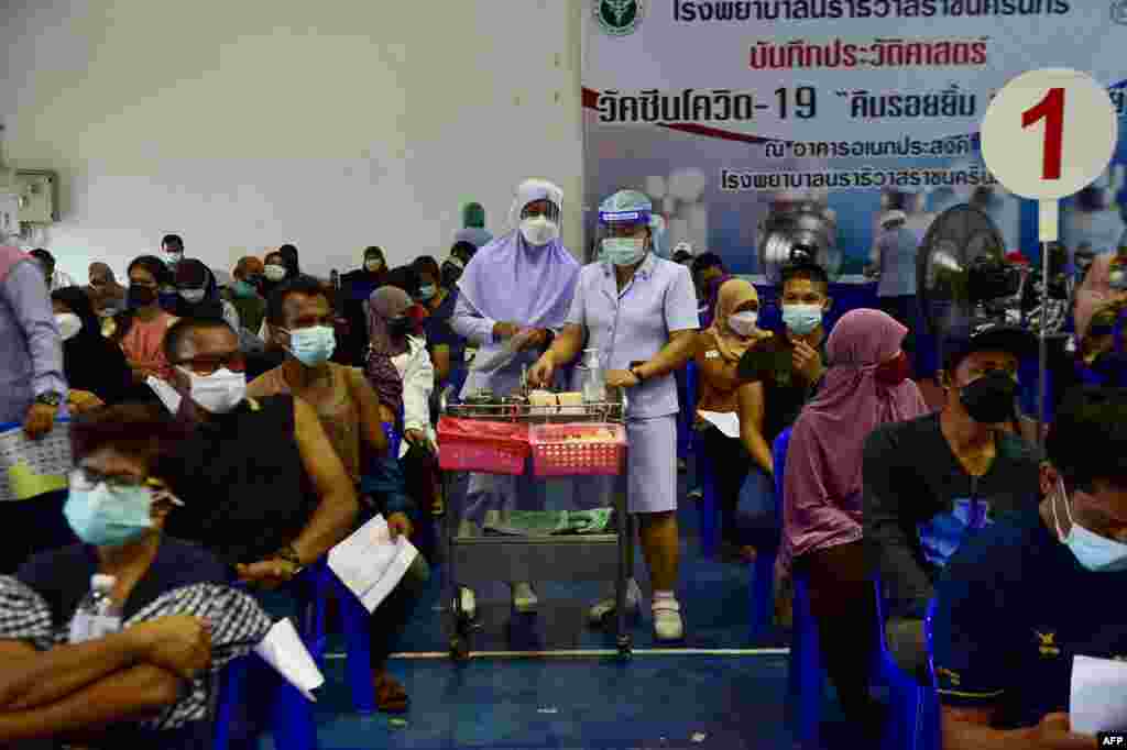 태국 남부 나라티옷 병원에서 사람들이 시노백 신종 코로나 백신을 맞기 위해 기다리고 있다. 