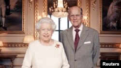 La reine Elizabeth II et le prince Philip, duc d'Édimbourg, au château de Windsor au début de novembre. Ils célèbrent leur anniversaire de mariage platine, le 20 novembre 2017.