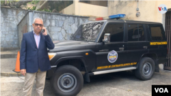 Joel García, abogado de Juan José Márquez, tío del presidente interino de Venezuela, en frente de la vivienda del detenido, que fue allanada el jueves.