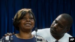 Audrey DuBose, madre de Samuel DuBose, y su hijo Aubrey hablaron con la prensa después de que se presentaran cargos de asesinato contra el oficial de policía de la Universidad de Cincinnati Ray Tensing.
