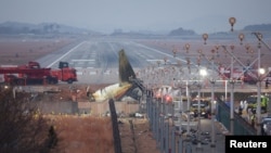 Puing-puing pesawat Jeju Air yang keluar landasan pacu dan jatuh di Bandara Internasional Muan, di Muan, Korea Selatan, 30 Desember 2024. (Kim Hong-Ji/REUTERS)