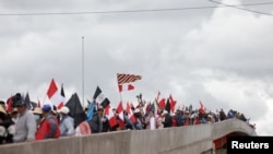 ARCHIVO - Manifestantes antigubernamentales protestan contra la presidenta Dina Boluarte, en medio de la peor ola de protestas en al menos dos décadas en el país andino, en Juliaca, Perú, el 9 de febrero de 2023.