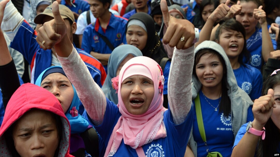 Pekerja Indonesia dari berbagai organisasi buruh melakukan protes di Jakarta terkait sistem alih daya, kenaikan upah dan kondisi pekerjaan yang lebih baik. (Foto: Dok)