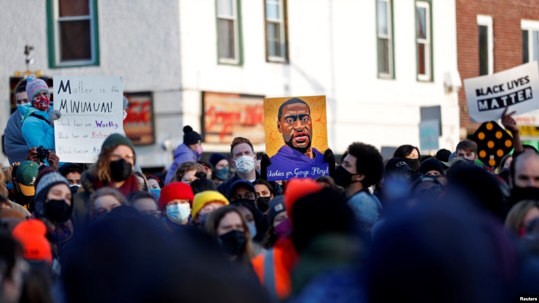 Masyarakat bereaksi setelah putusan pengadilan terhadap mantan perwira polisi Minneapolis, Derek Chauvin, yang dinyatakan bersalah atas kematian George Floyd, di George Floyd Square di Minneapolis, Minnesota, AS, 20 April 2021. (Foto: REUTERS/Octavio Jones)