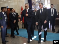 El secretario de Estado de Estados Unidos, Antony Blinken (R), es recibido por el Ministro de Relaciones Exteriores turco, Hakan Fidan, antes de su reunión en el Ministerio de Relaciones Exteriores en Ankara, el 6 de noviembre de 2023.