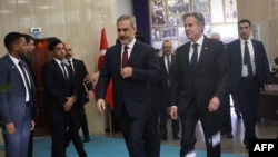 Američkog državnog sekretara Antonija Blinkena, desno, dočekao je turski ministar vanjskih poslova Hakan Fidan prije njihovog sastanka u Ministarstvu vanjskih poslova u Ankari, 6. novembra 2023. godine.