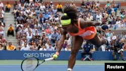 Serena Williams dari AS gagal mengembalikan pukulan Roberta Vinci dari Italia dalam semifinal AS Terbuka di New York (11/9). (Reuters/Shannon Stapleton)