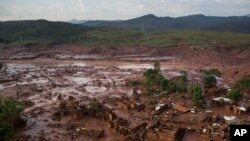 Vista aérea del pueblo Bento Rodriguez, en Minas Gerais, Brasil, el viernes 6 de noviembre de 2015, tras la explosión de una represa, el jueves.
