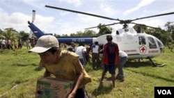 Helikopter PMI berisi bantuan mendarap di Silabu, Mentawai (foto dok. 1 November 2010).