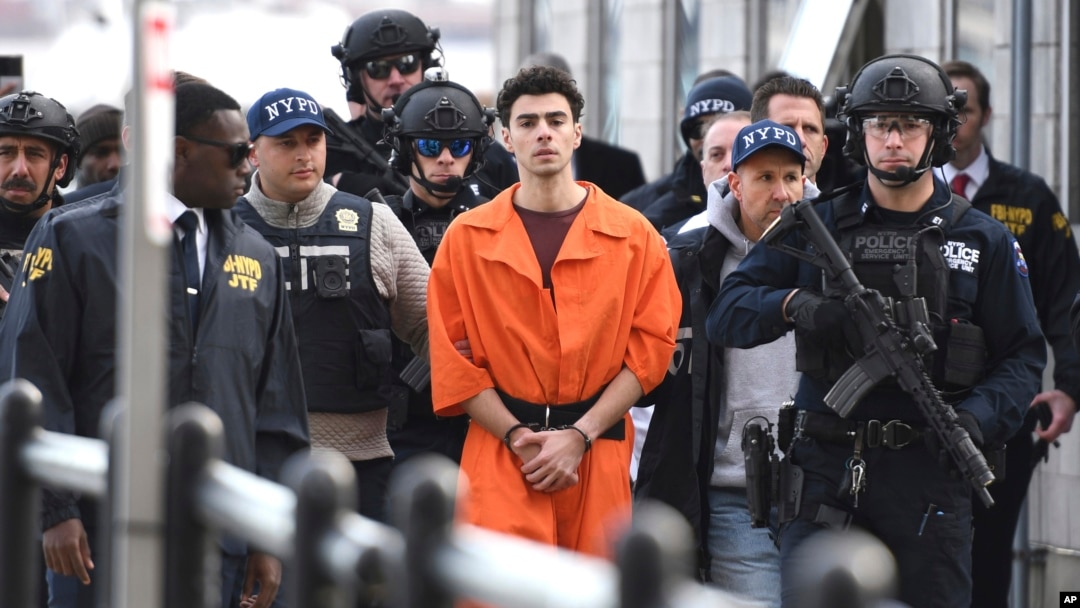 19 Aralık 2024 - UnitedHealthcare CEO'su cinayetinin zanlısı Luigi Mangione, Pennsylvania'dan uçak ve helikopterle New York'un Manhattan bölgesine getirildi.