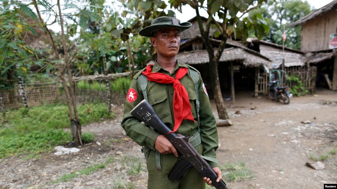 Binh sĩ canh gác gần nhà cửa của người Hồi giáo tại làng Shwe Lay trong bang Rakhine ở miền tây Miến Điện, ngày 2/10/2013. Các vụ tấn công mới đây nhất chống lại người thiểu số Hồi giáo đã làm ít nhất 5 người thiệt mạng