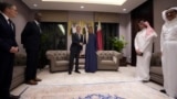 امریکی وزیر خارجہ انٹنی بلنکن، ، قطر کے وزیر اعظم اور وزیر خارجہ محمد بن عبدالرحمن الثانی سے دوحہ، قطر میں ایک میٹنگ کے دوران۔ 6 فروری، 2024 ، فوٹو اے پی