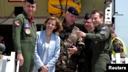 La ministre Florence Parly avec le président Emmanuel Macron en visite sur une base de l'armée française à Istres, France, le 20 juillet 2017.