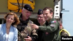 La ministre française de la Défense, Florence Parly, le général François Lecointre avec le président Emmanuel Macron en visite sur une base de l'armée française à Istres, France, le 20 juillet 2017.