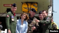 Florence Parly wezîra berevaniya Fransa ligel hejmarek leşkeran.